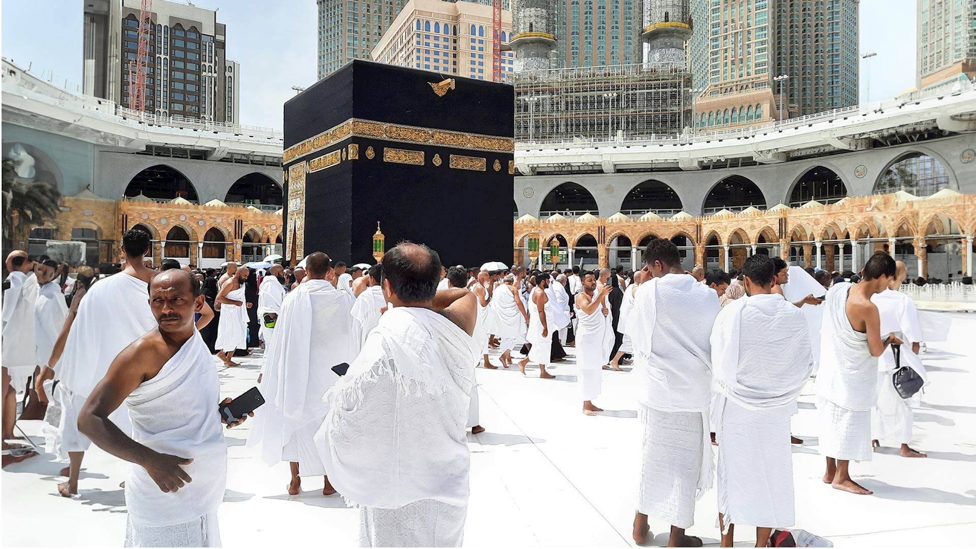 Peolple performing their umrah 